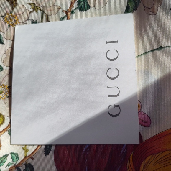 NIB Gucci flora print 100% silk floral scarf - with box and card - Picture 3 of 11